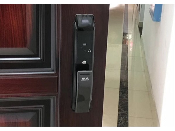 你都找不到指紋頭和鑰匙孔，這款全自動指紋鎖太出色了